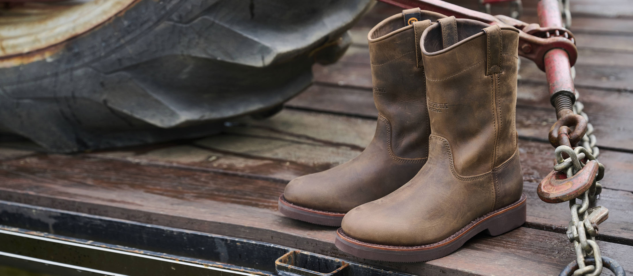 Classic 2.0 10" Pull On in Chocolate Apache (brown).